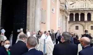 Momento en el que la Virgen sale a la puerta de la basílica, pese al estado de alarma.