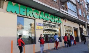 Varias personas  hacen cola guardando la distancia social para poder entrar a comprar en un supermercado Mercadona de Madrid. E.P./Marta Fernández