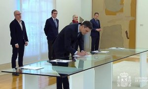 Captura de la señal institucional de Moncloa que muestra al presidente del Gobierno Pedro Sánchez durante la firma, este lunes, con los líderes de las patronales CEOE y Cepyme y de los sindicatos UGT y CCOO del pacto que alcanzaron la pasada semana para p