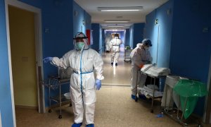 Enfermeras y otro personal sanitario con el equipo de protección individual, en el Hospital Principe de Asturias de Alcala de Henares (Madrid). REUTERS/Sergio Perez