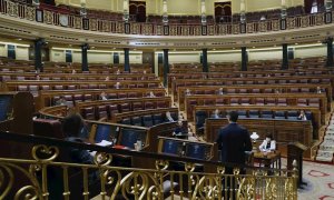 13/05/2020 - El presidente del Gobierno, Pedro Sánchez (dcha), interviene desde su escaño durante un pleno del Congreso. EFE/Ballesteros