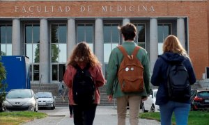 Varios alumnos se dirigen a la facultad de Medicina en la Universidad Complutense, en Madrid. EFE/Juan Carlos Hidalgo/Archivo