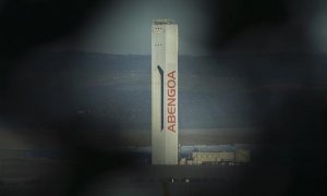 Torre de la planta solar 'Solúcar' de Abengoa, en la localidad sevillana de Sanlucar la Mayor. AFP/CRISTINA QUICLER