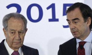 El presidente de OHL, Juan Miguel Villar Mir, junto a su hijo y sucesor en la presidencia de la compañía, durante la presentación del balance de resultados en febrero de 2015. REUTERS