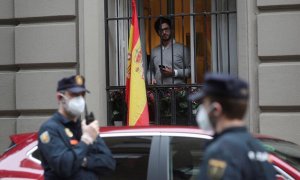 Vecinos del madrileño barrio de Salamanca se manifiestan contra el Gobierno, vigilados por un fuerte dispositivo policial, por su gestión en la crisis del coronavirus, este jueves en Madrid. EFE/Rodrigo Jiménez