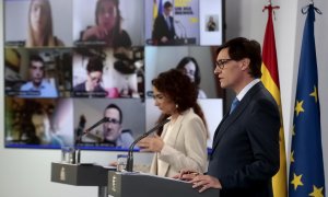 El ministro de Sanidad, Salvador Illa, y la portavoz del Gobierno y ministra de Hacienda, María Jesús Montero, durante una rueda de prensa tras la videoconferencia en La Moncloa con los presidentes de comunidades y ciudades autónomas en relación a la dese