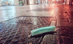 Una mascarilla tirada en el suelo. TWITTER/@apcvalladolid