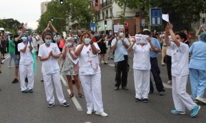 Profesionales sanitarios se han concentrado esta tarde frente al Hospital Niño Jesús, en Madrid, para denunciar la "privatización encubierta" que, a su juicio, va a emprender el Gobierno autonómico en este centro al aprobar su ampliación mediante un siste