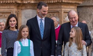 Los reyes Felipe y Letizia, sus hijas, la princesa Leonor y la infanta Sofía, y el rey Juan Carlos, en la misa de Pascua. / EFE