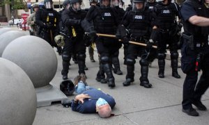 Martin Gugino yace en el suelo después de ser empujado por dos agentes de policía de Buffalo, Nueva York, durante una protesta contra la muerte bajo custodia policial de George Floyd en Minneapolis. Reuters