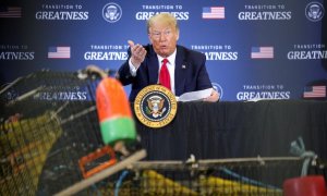 El presidente Donald Trump, habla durante una mesa redonda sobre la pesca comercial en Bangor, Maine. REUTERS / Tom Brenner