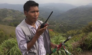 Un guardia indígena nasa realizando labores de control territorial en el Norte de la región colombiana del Cauca. JAVIER SUL.