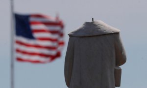 Estatua de Cristóbal Colón  con la cabeza arrancada en Boston, Massachusetts. / REUTERS