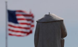 Estatua de Cristóbal Colón  con la cabeza arrancada en Boston, Massachusetts. / REUTERS