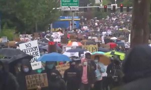 Cientos de personas participan en una marcha silenciosa contra el racismo en Seattle