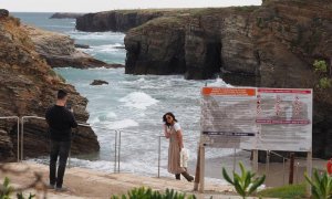 Unos turistas visitan este domingo la Playa de las Catedrales en Ribadeo, a un día para que Galicia alcance la "nueva normalidad". EFE/ Eliseo Trigo