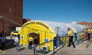 El Sistema de Emergencias Médicas (SEM) de la Generalitat de Cataluña ha instalado este viernes un hospital de campaña, formado por tres módulos independientes , junto al Hospital Universitario Arnau de Vilanova de Lleida, ante los nuevos brotes de corona