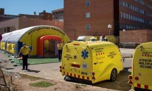 El Sistema de Emergencias Médicas (SEM) de la Generalitat de Cataluña ha instalado este viernes un hospital de campaña, formado por tres módulos independientes , junto al Hospital Universitario Arnau de Vilanova de Lleida, ante los nuevos brotes de corona