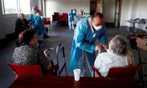 Un sanitario atiende a los ancianos alojados en una residencia. EFE/Mariscal/Archivo