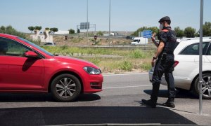 06/07/2020.- Vista de uno de los controles de vehículos en el acceso a Lleida, la capital de la comarca del Segrià que este lunes entra en su primer día laborable de confinamiento, decretado por la Generalitat el pasado sábado, lo que pone a prueba los co