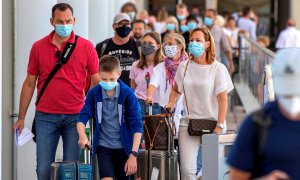 Una familia de turistas llega al Aeropuerto de Palma de Mallorca. EFE/ Cati Cladera