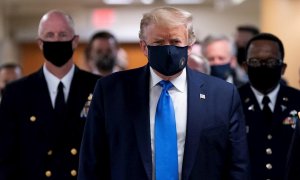 Donald Trump, con una mascarilla para protegerse del coronavirus. / CHRIS KLEPONIS (EFE)