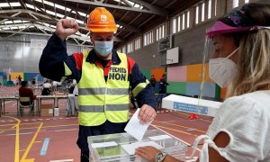 Un trabajador de Alcoa vota en Burela (Lugo) en las elecciones gallegas. / ELISEO TRIGO (EFE)