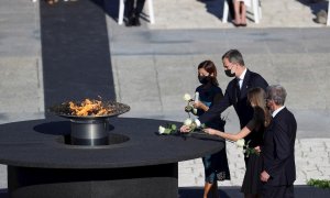 El rey Felipe VI, la Princesa de Asturias, la jefa del servicio de Urgencias del Hospital Vall d'Hebron, Aroa López (i), y Hernando Calleja (d), hermano del periodista José María Calleja, fallecido durante la pandemia, realizan la ofrenda floral en el peb