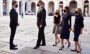 El presidente del Gobierno, Pedro Sánchez (i), saluda al rey Felipe VI (2i), la reina Letizia (2d), la infanta Sofía (d) y la Princesa de Asturias (c) a su llegada al homenaje de Estado a las víctimas de la pandemia. EFE/Ballesteros/POOL