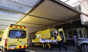Llegada de un enfermo en ambulancia al hospital Arnau de Vilanova, este martes en Lleida.  | EFE
