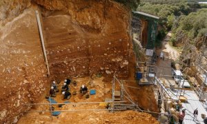 Los arqueólogos trabajan en la excavación "Gran Dolina" en el sitio arqueológico de la cordillera de Atapuerca. CESAR MANSO / AFP