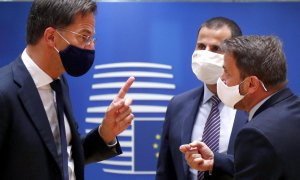 El primer ministro de los Países Bajos, Mark Rutte, conversa con el primer ministro de Luxemburgo, Xavier Bettel, durante la cumbre de la UE.- AFP