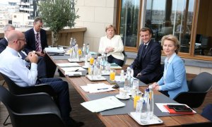 Charles Michel, Angela Merkel, Emmanuel Macron y Ursula von der Leyen durante un careo en la cumbre de la UE. REUTERS.