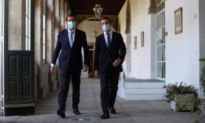 El líder del PP, Pablo Casado (d), y el presidente de la CEOE, Antonio Garamendi (i), a su llegada a los Cursos de Verano que organiza la Universidad Complutense de Madrid en San Lorenzo de El Escorial. EFE/David Fernández