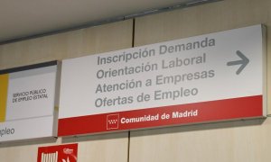 Carteles indicativos colgados en una oficina del Servicio Público de Empleo de la Comunidad de Madrid. E.P./Jesús Hellín