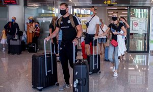 Viajeros en el aeropuerto de Son Sant Joan, en Palma de Mallorca. - EFE