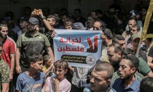 Un grupo de palestinos sostiene un cartel que dice "No a la traición de Palestina" durante una protesta contra el acercamiento entre Israel y los Emiratos Árabes Unidos./Mohammed Talatene/Europa Press