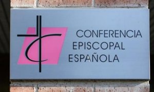 Cartel a la entrada de la sede de la Conferencia Episcopal, en Madrid. E.P./Jesús Hellín​