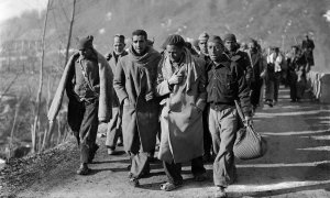 Fotografía de febrero de 1939 que muestra a combatientes republicanos que llegan a Francia tras huir de España, en los meses finales de la guerra civil. STF / AFP