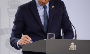 El presidente del Gobierno, Pedro Sánchez, toma nota de las preguntas en una rueda de prensa en el Palacio de la Moncloa. E.P./R.Rubio/POOL