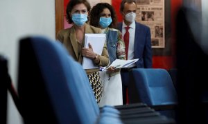 07/09/2020.- La vicepresidenta primera, Carmen Calvo (i), la ministra portavoz y ministra de Hacienda, María Jesús Montero (c), y el ministro de Ciencia e Innovación, Pedro Duque (d), a su llegada a la rueda de prensa tras la reunión este martes del Conse