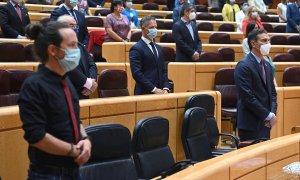 El presidente del Gobierno, Pedro Sánchez (d), y el vicepresidente segundo, Pablo Iglesias (d), durante el minuto de silencio guardado antes de la comparecencia de Sánchez en el Senado. /EFE