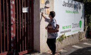 Familiares acceden a la residencia Domus VI de Lliria (Valencia), donde han aparecido unas imágenes, en las que se observan supuestos casos de maltrato. EFE/ Biel Aliño