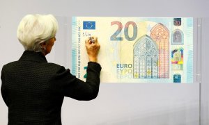 La presidenta del BCE, Christine Lagarde, firma en una representación de los nuevos billetes de 20 euros, en un acto en noviembre de 2019 en la sede de la entidad monetaria de la Eurozona, en Fráncfort. REUTERS/Ralph Orlowski