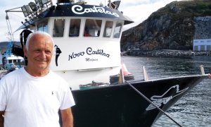 Xosé Barizo Chouciño y su barco, el Novo Castelao, en el puerto de Malpica. / HENRIQUE MARIÑO