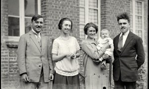 Joseph Wattebled (a la derecha), tras el nacimiento de su hija Françoise. Mondicourt, 1926.- JOSEPH WATTEBLED