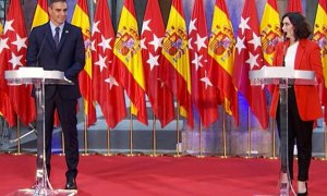 La presidenta de la Comunidad de Madrid, Isabel Díaz Ayuso, y el presidente del Gobierno, Pedro Sánchez, durante su comparecencia en la sede del Gobierno regional, en Madrid. /PÚBLICO