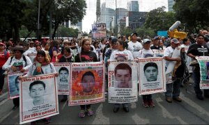 Marcha de personas para conmemorar el quinto año de la desaparición de los 43 estudiantes de la Facultad de Formación de Maestros de Ayotzinapa, en la Ciudad de México. / Reuters