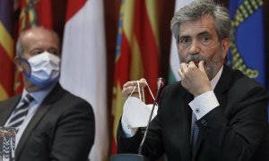 El presidente del Tribunal Supremo y del Consejo General del Poder Judicial (CGPJ), Carlos Lesmes, acompañado por el ministro de Justicia del Gobierno, Juan Carlos Campo, durante el acto de entrega de despachos a la nueva promoción de jueces, en la Escuel