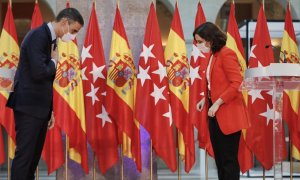 El presidente del Ejecutivo, Pedro Sánchez y la presidenta de la Comunidad de Madrid, Isabel Díaz Ayuso, se despiden después de ofrecer una rueda de prensa tras su reunión en la sede de la Presidencia regional, en la Puerta del Sol. E.P./J. Hellín. POOL